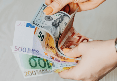 Eine Hand hält verschiedenen Geldscheine in der Hand. 50 €, 100 €, 200 € und 500 € sind dabei.